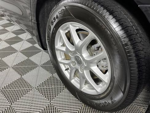 Used 2024 Chrysler Pacifica Touring-L FWD image 12
