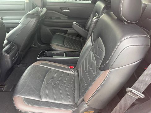 Used 2024 Nissan Pathfinder Platinum FWD image 12
