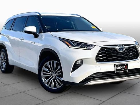 Used 2020 Toyota Highlander Platinum FWD image 3
