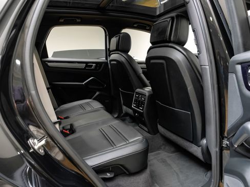 Used 2023 Porsche Cayenne Platinum Edition image 39