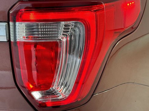 Used 2018 Ford Explorer XLT w/ Equipment Group 201A FWD image 32