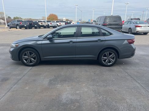 Used 2024 Volkswagen Jetta SE image 8