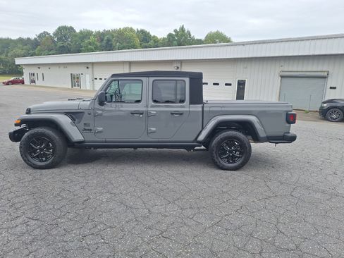 Used 2023 Jeep Gladiator Sport AWD/4WD image 7