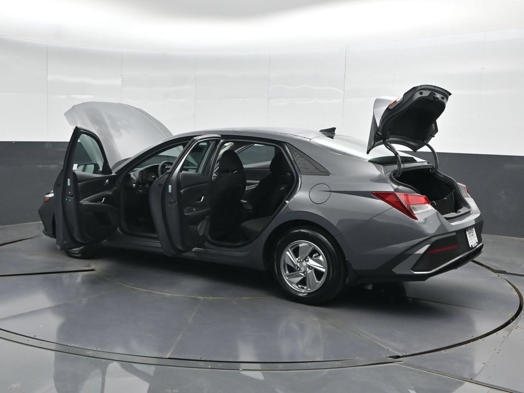 Used 2025 Hyundai Elantra SE FWD image 52