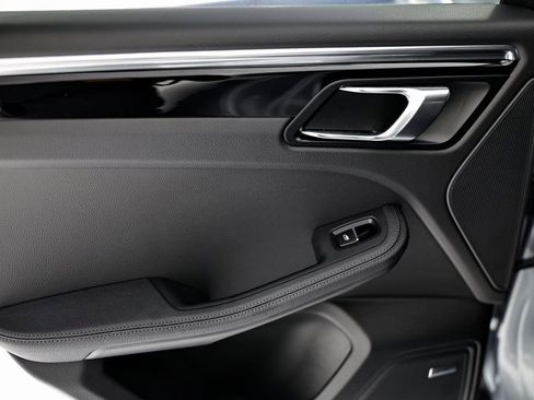 Certified 2025 Porsche Macan AWD/4WD image 26