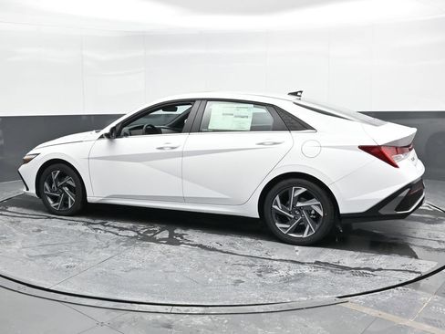 Used 2025 Hyundai Elantra Limited FWD image 9