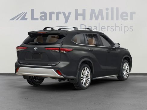 Used 2023 Toyota Highlander Platinum AWD/4WD image 2