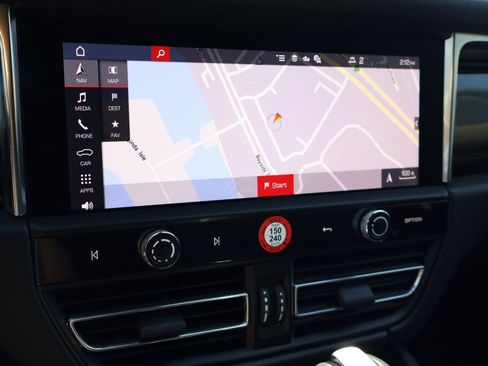 Certified 2026 Porsche Macan AWD/4WD image 18