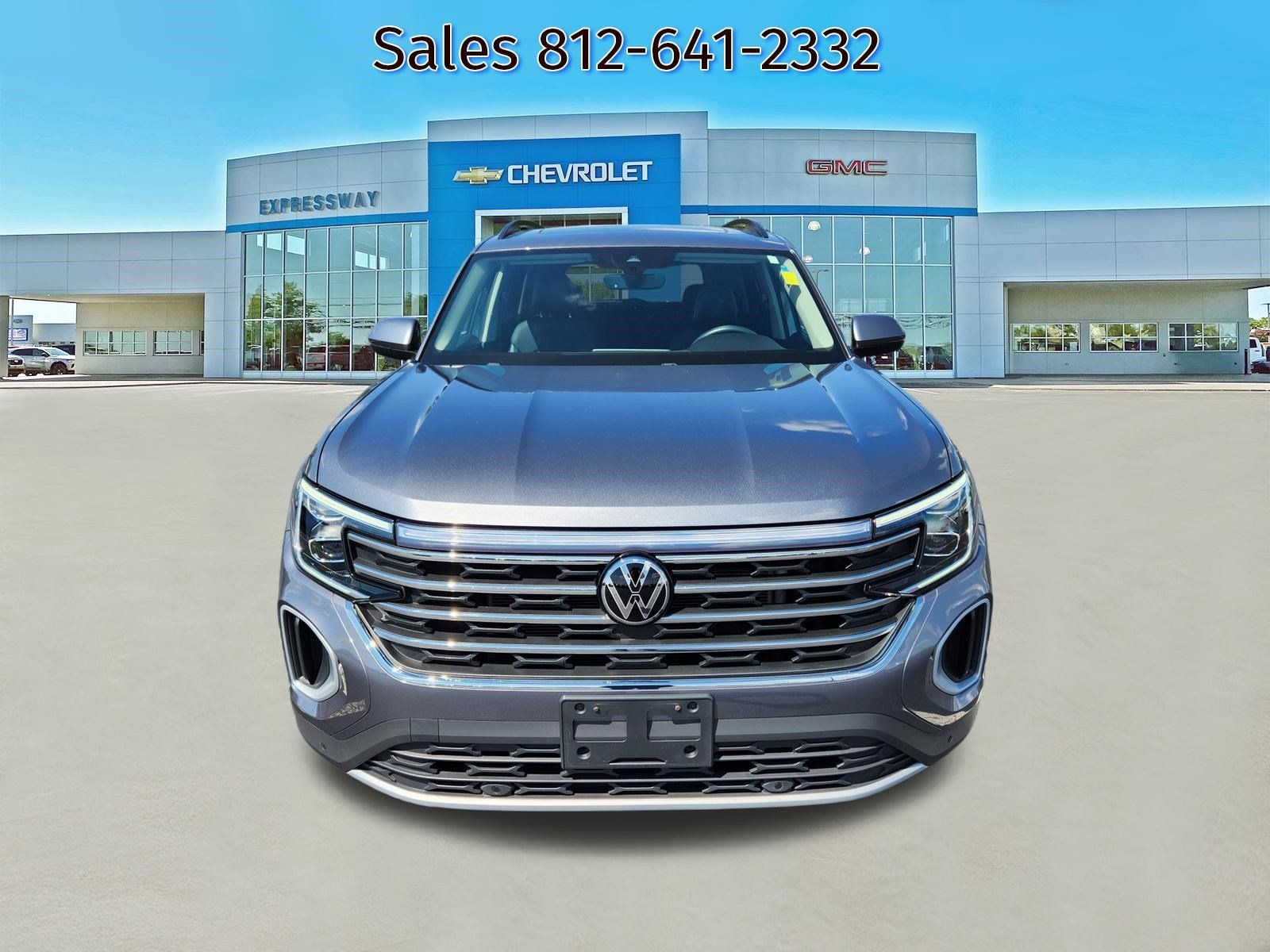 Used 2024 Volkswagen Atlas SE w/ Panoramic Sunroof Package FWD image 2