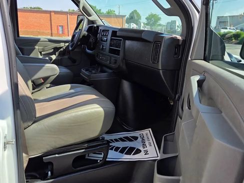 Used 2019 Chevrolet Express 3500 RWD image 8