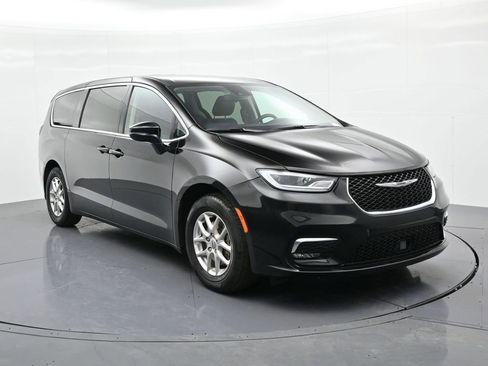 Used 2024 Chrysler Pacifica Touring-L FWD image 4