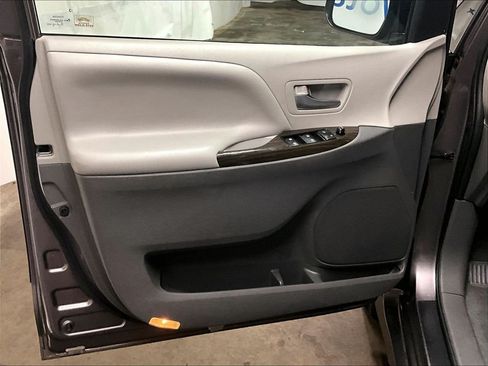 Certified 2020 Toyota Sienna XLE Premium AWD/4WD image 9