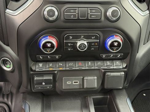 Certified 2021 GMC Sierra 2500 Denali w/ Denali Black Diamond Edition image 25