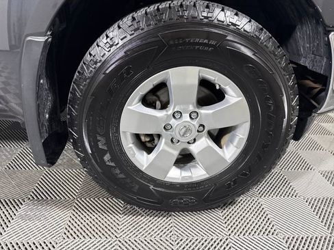 Used 2010 Nissan Frontier SE image 9