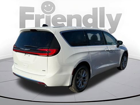New 2026 Chrysler Pacifica Select image 3