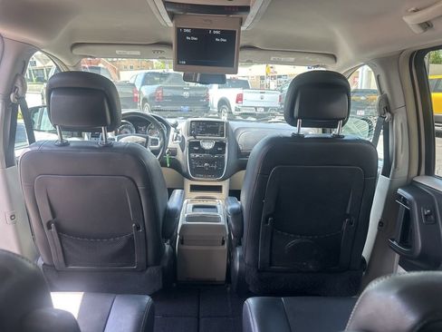 Used 2016 Chrysler Town & Country Touring FWD image 23