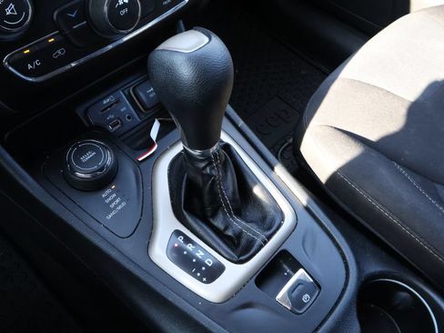 Used 2016 Jeep Cherokee Latitude w/ Cold Weather Group AWD/4WD image 24
