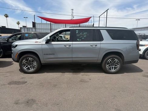 Used 2025 Chevrolet Suburban Z71 image 5