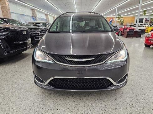 Used 2017 Chrysler Pacifica Touring-L FWD image 2