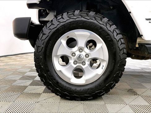 Used 2015 Jeep Wrangler Unlimited Sahara w/ Connectivity Group image 8