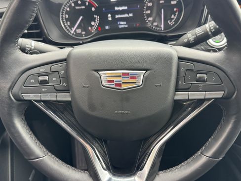 Used 2025 Cadillac XT6 Premium Luxury image 31