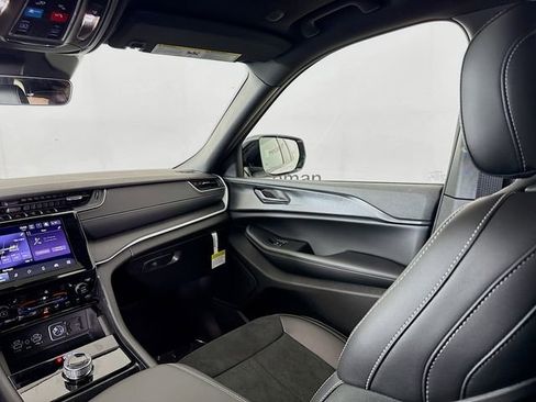 New 2025 Jeep Grand Cherokee Altitude image 23