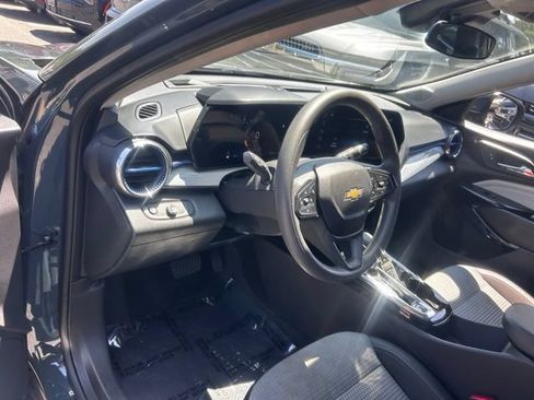 Used 2025 Chevrolet Trax LT FWD image 8