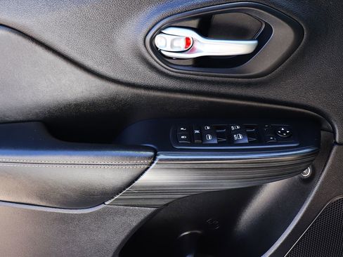 Used 2016 Jeep Cherokee Limited image 40