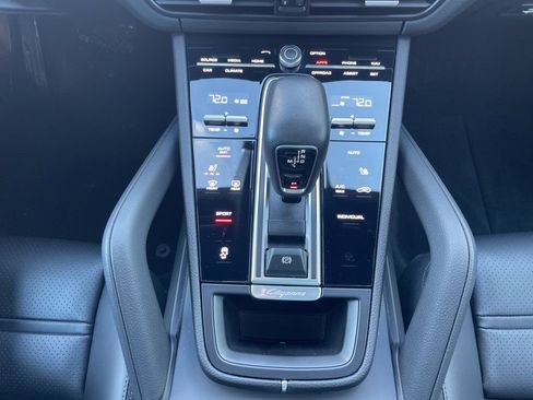 Certified 2023 Porsche Cayenne Platinum Edition image 36