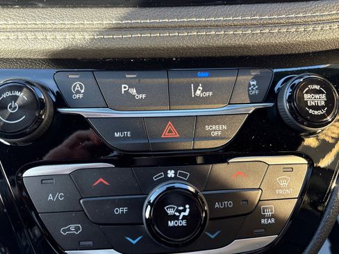 New 2026 Chrysler Pacifica Limited w/ Uconnect Theater Family Group image 22