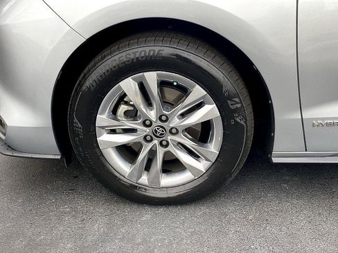 Used 2021 Toyota Sienna Limited image 8