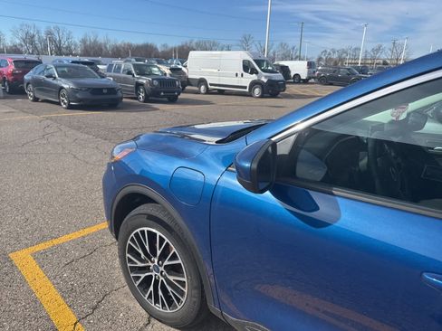 Used 2022 Ford Escape SEL image 2