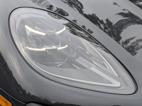 Certified 2026 Porsche Macan AWD/4WD image 33