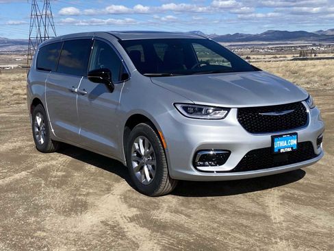 New 2026 Chrysler Pacifica Limited image 11