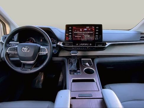 Used 2021 Toyota Sienna XLE FWD image 16