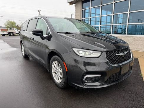 Used 2023 Chrysler Pacifica Touring-L FWD image 3