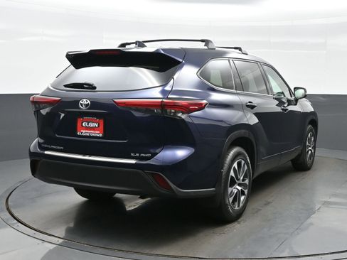 Used 2022 Toyota Highlander XLE AWD/4WD image 5