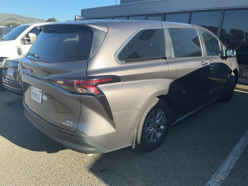 Used 2023 Toyota Sienna XLE image 6