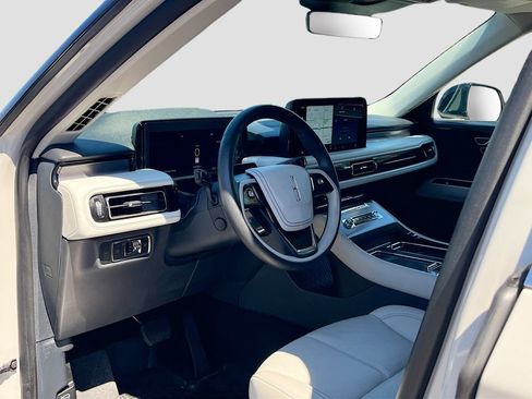 Used 2025 Lincoln Aviator 2WD image 9