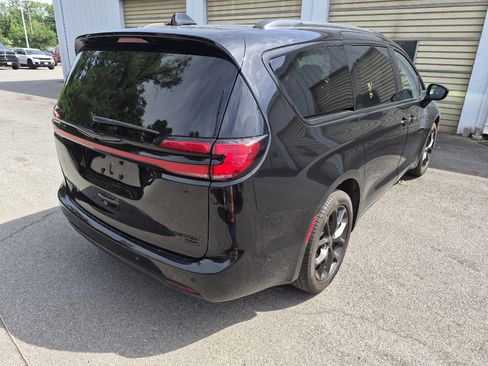 Used 2024 Chrysler Pacifica Limited w/ Uconnect Theater Family Group AWD/4WD image 4