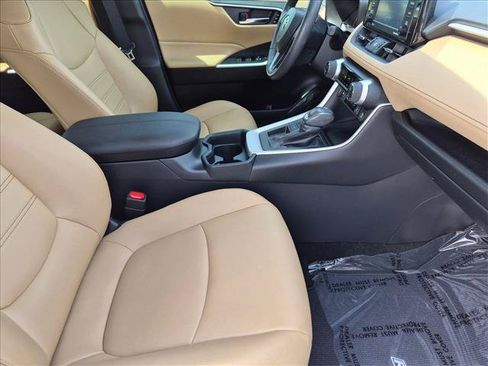 Used 2020 Toyota RAV4 XLE Premium FWD image 19
