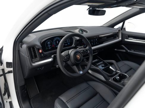 Certified 2025 Porsche Cayenne Coupe image 4