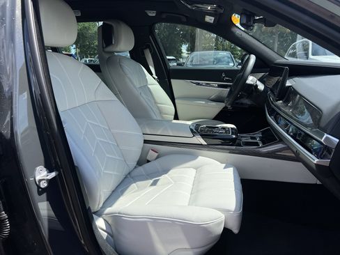 Used 2023 BMW i7 xDrive60 w/ Executive Package 2 AWD/4WD image 33