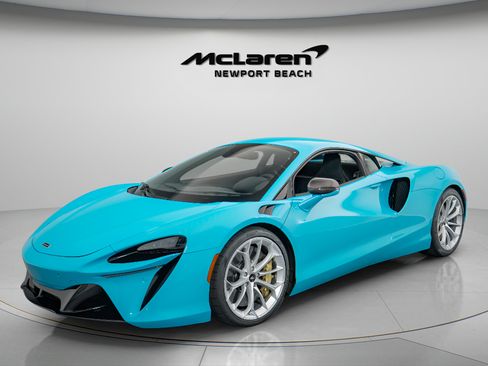 Used 2023 McLaren Artura RWD image 3