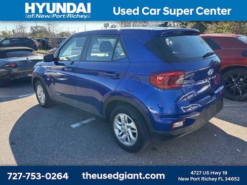 Certified 2022 Hyundai Venue SE image 2