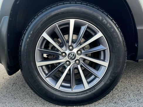 Used 2019 Toyota Highlander XLE AWD/4WD image 11