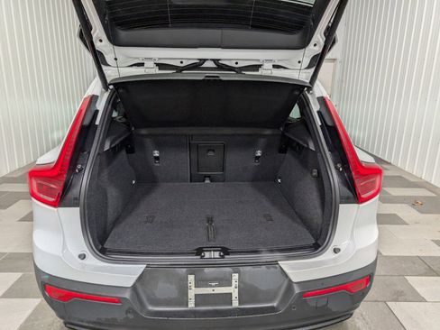 Used 2025 Volvo XC40 B5 Plus image 23