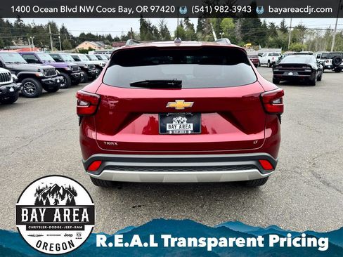 Used 2025 Chevrolet Trax LT FWD image 6