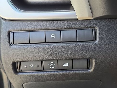 Used 2025 Nissan Rogue SV FWD image 28