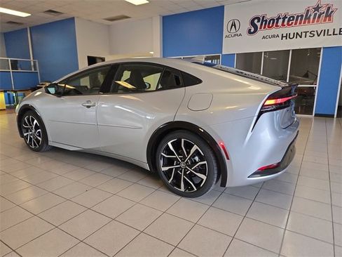 Used 2025 Toyota Prius Plug-In Hybrid image 6